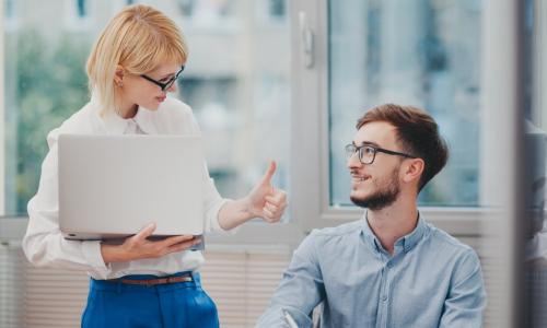 manager giving positive feedback to employee at the office