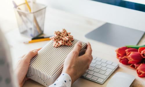 woman with gift flowers and laptop